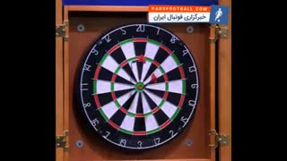 پرتاب دارت با چشمان بسته توسط مایک تایسون ، قهرمان اسبق بوکس