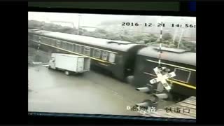 لحظه وحشتناک تصادف قطار با دو خودرو