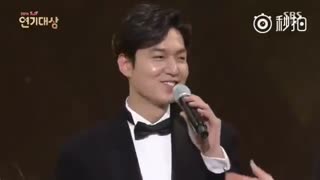 لی مین هو بعد دریافت جایزه زوج هنری