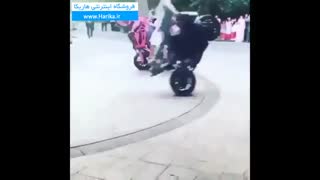 اجرای حرکات نمایشی با موتور در پارک