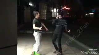 تا حالا این اتفاق براتون توی پیاده رو افتاده⁉️ تنها راه خلاص شدن ازش همینه!