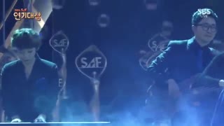 ❤اوپا لی مین هو ❤ اجرای OST  زیبای سریال افسانه دریای آبی درجشنواره SBS Drama Award