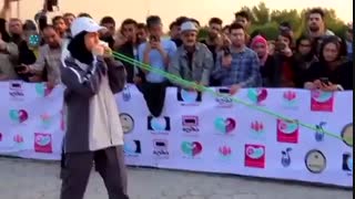 دختر ١٦ ساله ای که با دندان های خود تکنولوژی را جا به جا میکند