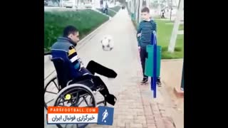 فیلم ؛ مهارت های خارق العاده یک معلول نابغه در ورزش