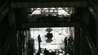 فرار افراد داخل ساختمان پلاسکو-این ساختمان تخریب نشد