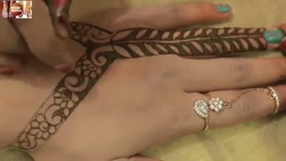 طراحی شیک و زیبا با حنا روی دست