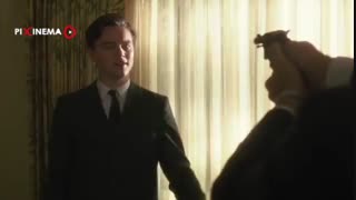 سکانس معرفی خود به عنوان مامور پلیس دی کاپریو در فیلم اگه میتونی منو بگیر(Catch Me if You Can,2002)