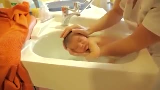 شستن یه نی نی کوچولو ی ناز و تپل