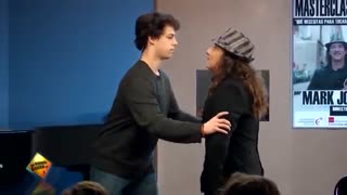 مرد بدون دستی که با پا گیتار می نوازد!(جالبه ببینید)