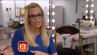 جنی مک کارتی در شوی تلویزیونیET ازعلاقه اش به  لیزر تریا صحبت میکند