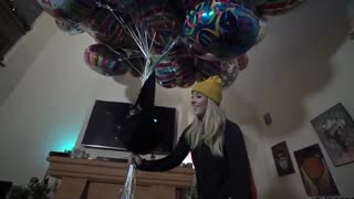 چند تا بادکنک هلیومی لازمه تا یک سگ رو ببره بالا !