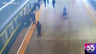 لحظه دلهره آور نجات دختر خردسال از زیر قطار