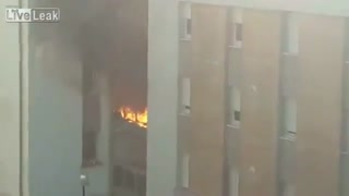 ساختمان در حال سوختن ,ناگهان منفجر شد.