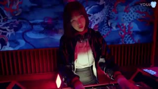 تیزر تبلیغ اکسو و ردولوت برای کفش اسکیچرز