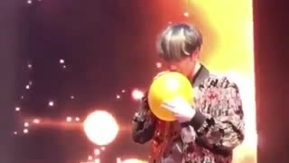 got7  وقتی پسرا به درخواست اگاسه ها  گاز هلیوم می خورن@_@ صداشوووونننن خخخخخخخخ