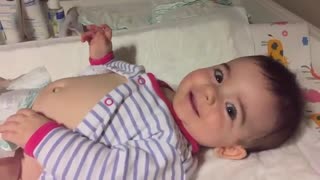 وقتی بابا می خواد پوشک بچه رو عوض کنه!