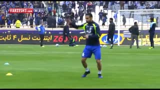 گرم کردن بازیکنان سرخآبی پیش از شروع بازی