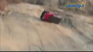 پرت شدن خودرو از روی صخره