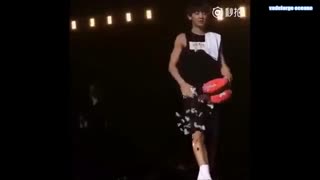 *لحظه های بسیار خنده دار exo *