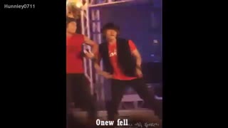 زمین خوردن ایدول های کره ای توی اجرا هاشون(نبینی نصف عمرت بر باده)