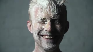 کلیپ بامزه درست کردن کیک بر روی صورت !