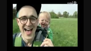 خنده ی این کوچولو خیلیارو خندونده ( تو هم بخند )