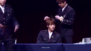 [HD Fancam] 170226 BTS Jungkook make new hairstyle for Jin