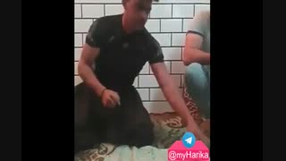 قدرت دست جوان لر (شکستن سنگ با مشت)